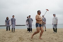 セルライトスパ大須賀（手前）と、（後列左から）見取り図、さや香、ネイビーズアフロ。(c)ABCテレビ