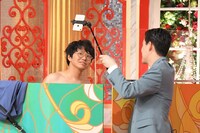 （左から）“生着替え”するミキ亜生と、霜降り明星・粗品。(c)TBS