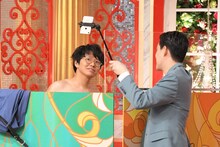 （左から）“生着替え”するミキ亜生と、霜降り明星・粗品。(c)TBS