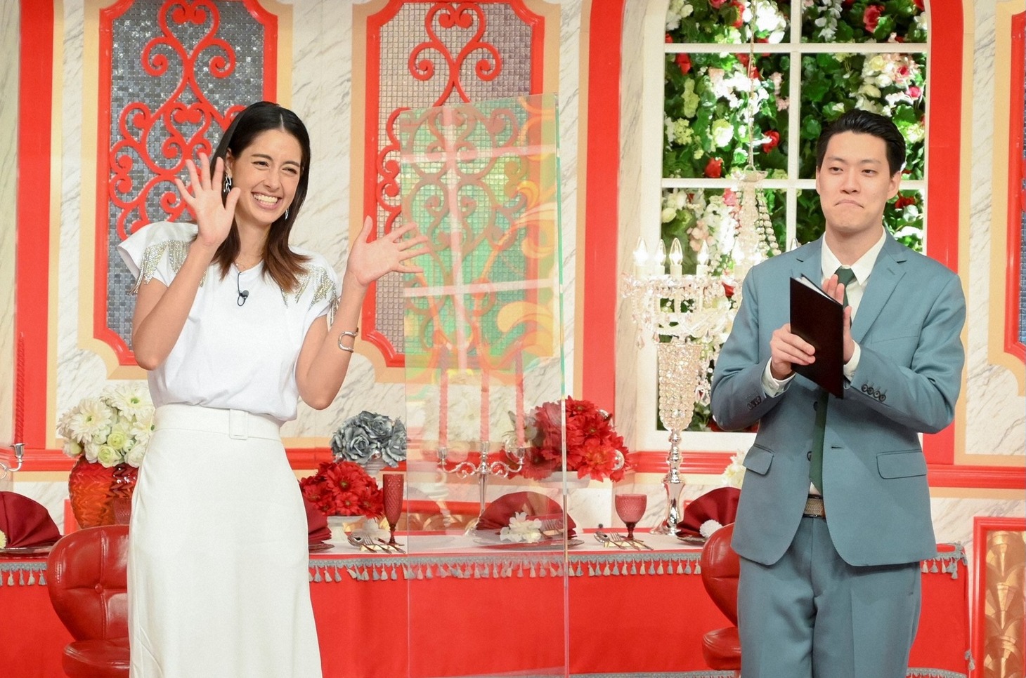 （左から）森泉、霜降り明星・粗品。(c)TBS