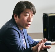 映画「フード・ラック！食運」の監督を務める、ダチョウ倶楽部・寺門ジモン。