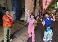 （左から）Wエンジン・チャンカワイ、はるな愛、村井美樹の鉄道チーム。(c)テレビ東京