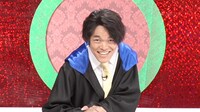 クイズ王・伊沢拓司のパロディキャラを演じるマカロン前嶋。(c)フジテレビ