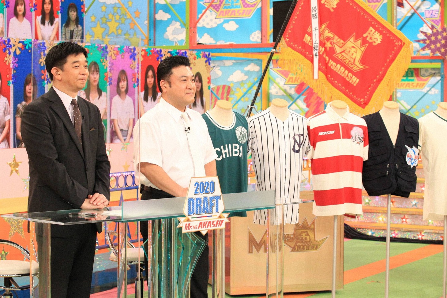 「VS嵐」に出演する（左から）伊藤利尋アナ、アンタッチャブル山崎。(c)フジテレビ