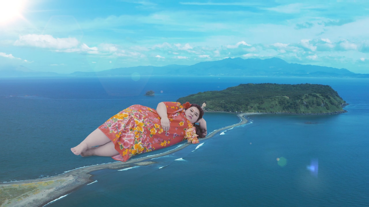 久保遥、故郷の鹿児島県指宿市をコミカルなダンスや顔芸でPR