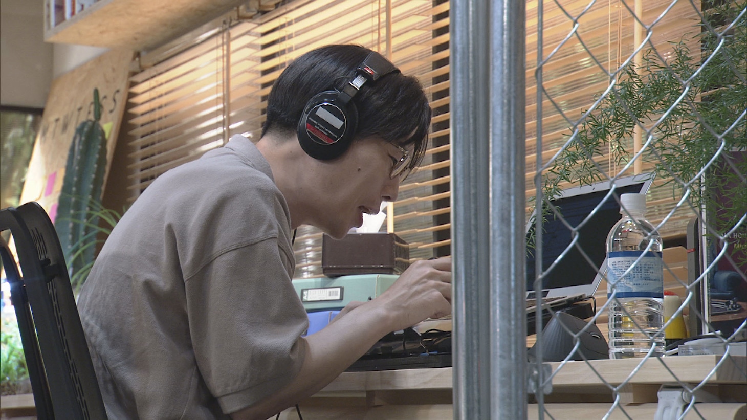 「ん」に出演するハライチ岩井。