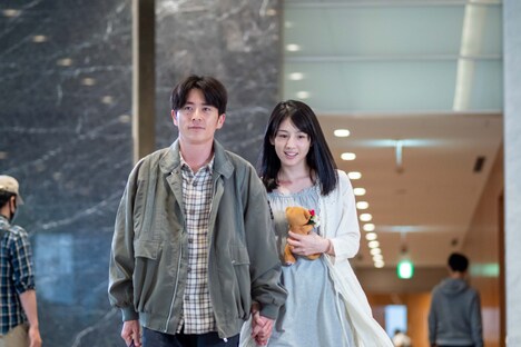 （左から）オリエンタルラジオ藤森、桜庭ななみ。(c)東海テレビ