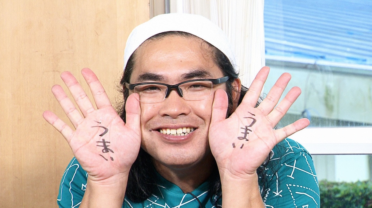 「うまいうまいばあ」をするロッチ中岡。(c)日本テレビ