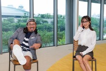 左からロバート秋山、夏菜。(c)読売テレビ