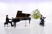 「題名のない音楽会」に出演する、ピアノの藤田真央（左）とミュージカルソーのサキタハヂメ（右）。(c)テレビ朝日