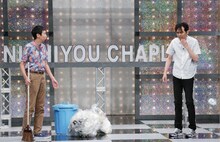 ネタを披露するアンガールズ。