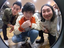 左からかが屋・加賀、荒牧慶彦、かが屋・賀屋。(c)NTV