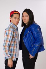 「ミュージックトゥナイト」のMC役を務めるかが屋。(c)2020 戦国炒飯TV