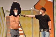 劇場の感想を述べるロバート秋山（左）。