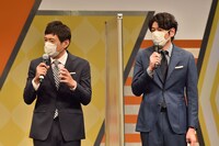 劇場の感想を述べる博多華丸・大吉。