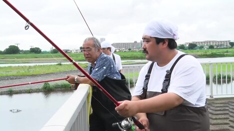 多摩川で外来生物を捕獲するロケに挑戦する空気階段ら。