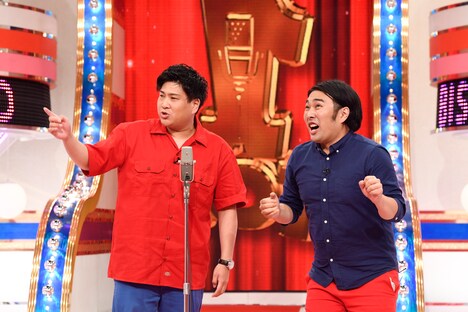 漫才を披露するビスケットブラザーズ。(c)読売テレビ