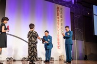 贈賞式に臨む爆笑問題（右）。(c)第57回ギャラクシー賞贈賞式（主催：放送批評懇談会）