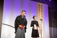 （左から）神田伯山と古舘理沙氏。(c)第57回ギャラクシー賞贈賞式（主催：放送批評懇談会）