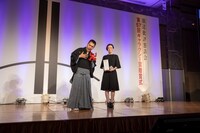 （左から）神田伯山と古舘理沙氏。(c)第57回ギャラクシー賞贈賞式（主催：放送批評懇談会）