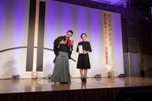 （左から）神田伯山と古舘理沙氏。(c)第57回ギャラクシー賞贈賞式（主催：放送批評懇談会）