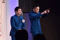 ステージに登壇する爆笑問題。