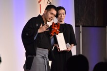 神田伯山と、その妻で伯山のマネージメントを手がける古舘理沙氏（右）。