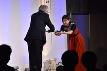 贈賞式に臨む伊藤沙莉（右）。