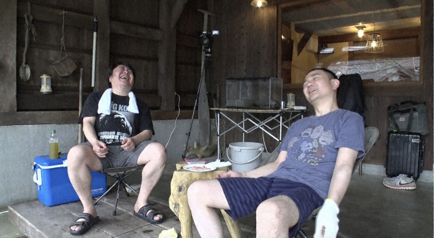 「部屋から釣った魚しか食べられない、釣りだけ生活」に挑戦する我が家・杉山と谷田部。