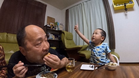 マキタスポーツの食事タイムはいつも大騒ぎ。(c)NHK