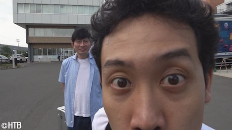 左から鈴井貴之、大泉洋。