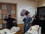 悪党に囚われた霜降り明星・粗品。(c)静岡朝日テレビ