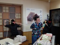 悪党に囚われた霜降り明星・粗品。(c)静岡朝日テレビ