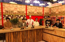 （手前左から）ゲストの東京03、バカリズム。