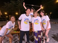 （手前左から）みちょぱ、有吉弘行、丸山桂里奈、小嶋陽菜と、平成ノブシコブシ吉村（後方）。(c)フジテレビ