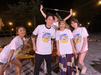 （手前左から）みちょぱ、有吉弘行、丸山桂里奈、小嶋陽菜と、平成ノブシコブシ吉村（後方）。(c)フジテレビ