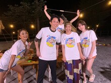 （手前左から）みちょぱ、有吉弘行、丸山桂里奈、小嶋陽菜と、平成ノブシコブシ吉村（後方）。(c)フジテレビ