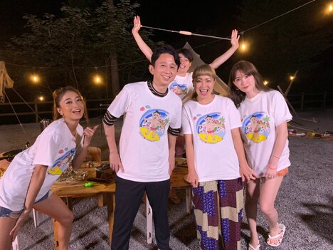 （手前左から）みちょぱ、有吉弘行、丸山桂里奈、小嶋陽菜と、平成ノブシコブシ吉村（後方）。(c)フジテレビ