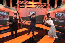 MCのサンドウィッチマンと、進行の弘中綾香アナ（右）。(c)テレビ朝日