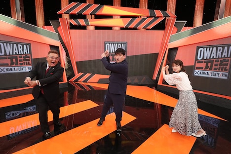 MCのサンドウィッチマンと、進行の弘中綾香アナ（右）。(c)テレビ朝日