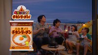 チキンラーメンの新CM「ベランピング篇」より。