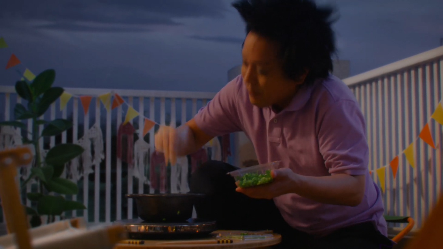 チキンラーメンの新CM「ベランピング篇」より。