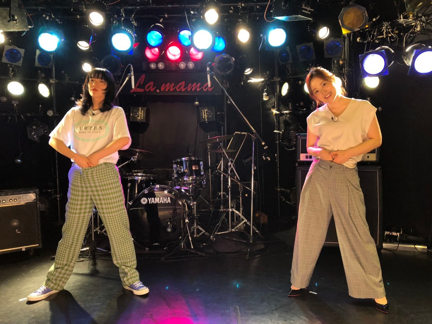 あいみょん（左）と水卜麻美アナウンサー（右）。(c)日本テレビ