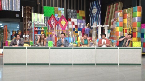 「有吉クイズ」に出演する(左から)有吉弘行、みちょぱ、霜降り明星せいや、フワちゃん、宮下草薙・草薙、かまいたち濱家。(c)テレビ朝日