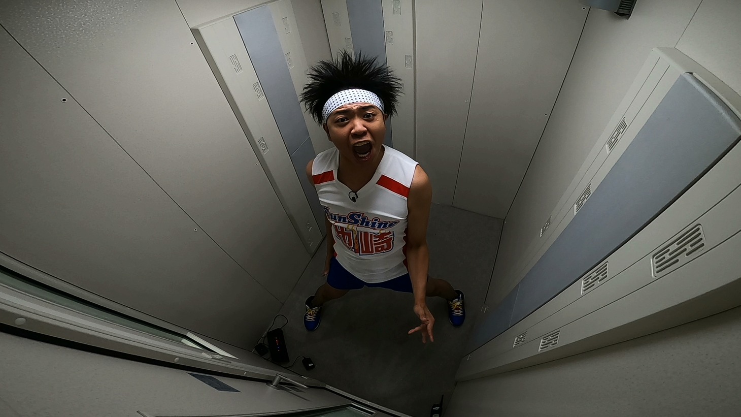 「タモリ倶楽部」で防音室と対決するサンシャイン池崎。(c)テレビ朝日