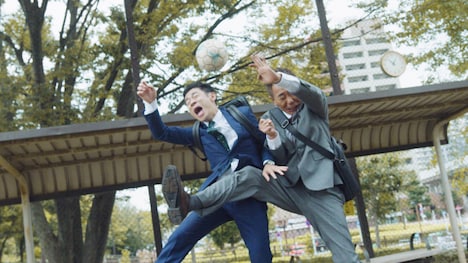 CM「紙からの解放」編より。