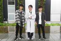 「金曜ドラマ『MIU404』」に出演する（左から）綾野剛、ずん飯尾、星野源。(c)TBS