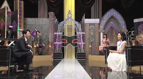 左から有吉弘行、本仮屋リイナ。(c)日本テレビ