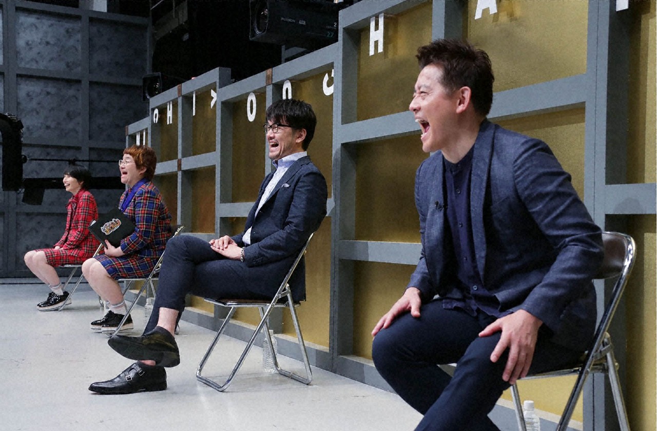 ネタを鑑賞するレギュラー陣。