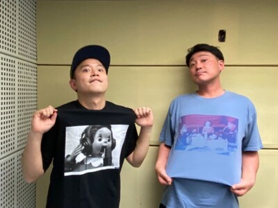 ふくちゃんTシャツを着るゾフィー上田（左）とおしゃスタTシャツを着るサイトウ（右）。